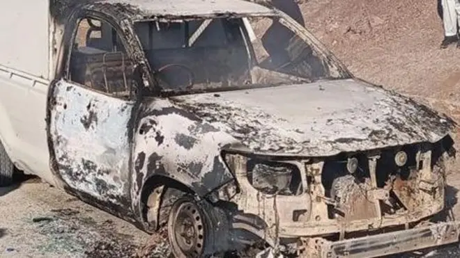 د پولیسو ګاډی سوځېدلی ښکاري