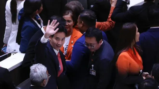 นายพิธา โบกมือลา