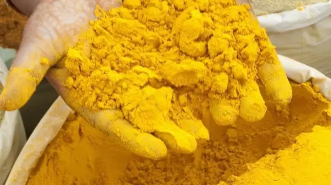 কমলা ঘেঁষা হলুদ রঙ ‘ইন্ডিয়ান ইয়োলো' বেশ জনপ্রিয় হয়ে উঠেছিল।