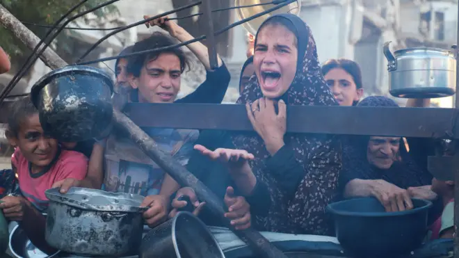 طفلة من غزة تصرخ للحصول على طعام.