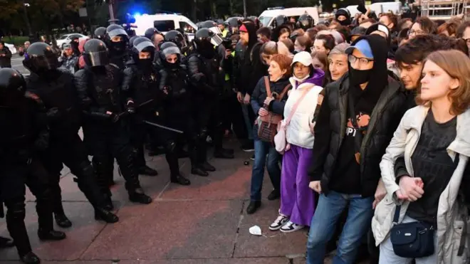 Rusya'da halk Devlet Başkanı Putin'in kısmi seferberlik ilan etmesini protesto ediyor