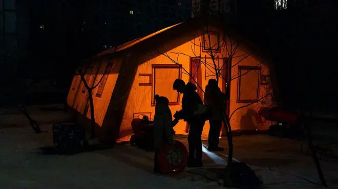 Люди біля пункту обігріву