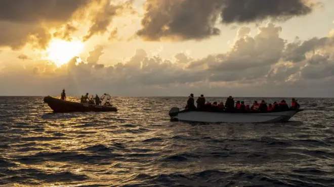 Deniz yoluyla İtalya'ya gelen göçmenler, İtalya'da siyasetin önde gelen gündemi.