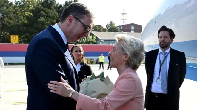 Ursulu fon der Lajen je na aerodromu sačekao predsednik Srbije uz buket roze cveća