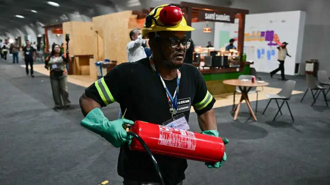 Bombeiro carrega extintor na COP30