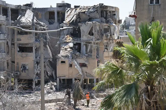 استهدفت الصواريخ والمسيّرات الإيرانية، يوم الخميس 19 من يونيو/حزيران، مناطق واسعة من إسرائيل، في هجوم هو الأوسع خلال الساعات الـ 48 الأخيرة.