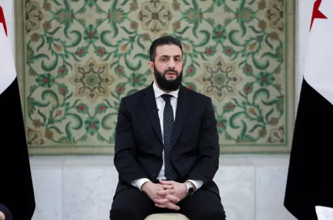 حضر الرئيس السوري المؤقت أحمد الشرع مقابلة مع رويترز في القصر الرئاسي بدمشق، سوريا، 10 مارس/آذار 2025. 