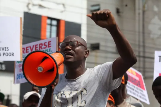 Wani ɗan ƙungiyar fararen hula lokacin zanga-zangar tsadar rayuwa da manufofin gwamnati a lokacin tunawa da ranar mulkin dimokuradiyya a Legas, ranar 12 ga watan Yunin 2024