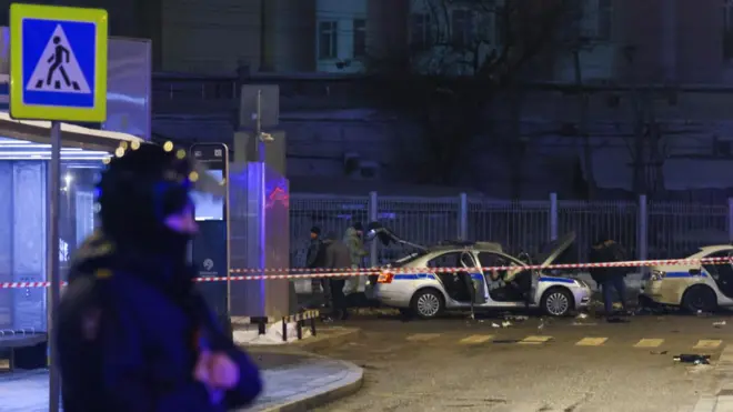 Судя по опубликованным кадрам, от взрыва повреждены два, а не один полицейский автомобиль