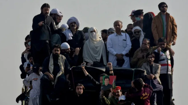 بشری بی‌بی با روبنده سفید در میان حامیانش