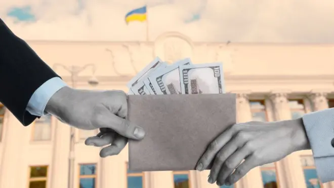 Колаж - рука чоловіка передає руці жінки конверт, з якого стирчать купюри по 100 доларів