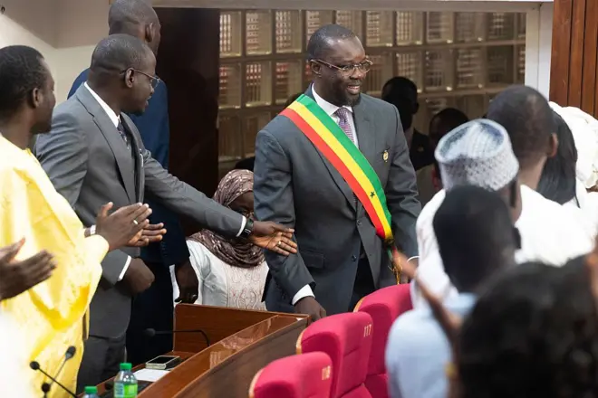 L'ancien Premier ministre sénégalais Ousmane Sonko (au centre) porte son écharpe parlementaire le 26 mai 2026 à l'Assemblée nationale de Dakar. 