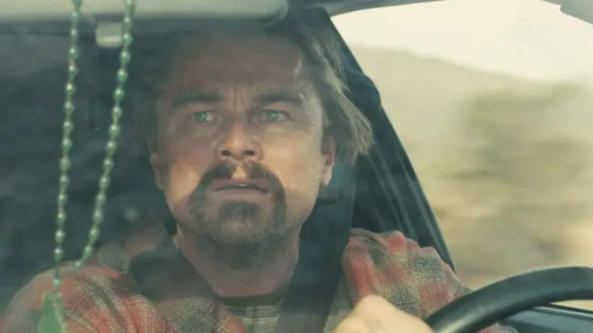 Leonardo DiCaprio caracterizado como Bob Ferguson en una escena de "Una batalla tras otra".