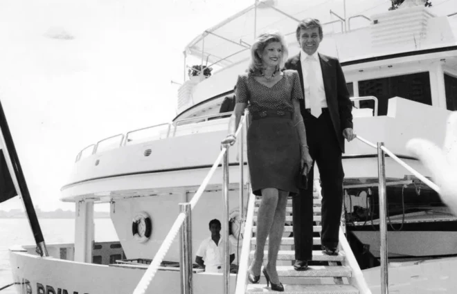 Дональд та Івана Трамп спускаються з яхти Trump Princess у Нью-Йорку, 1988 рік