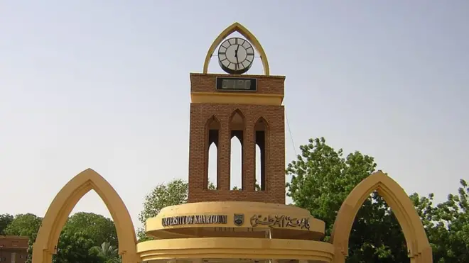 جامعة الخرطوم السودانية استأنفت الدراسة في مقرها داخل السودان بعد توقف لعامين بسبب الحرب وانتقادات لقرار العودة.
