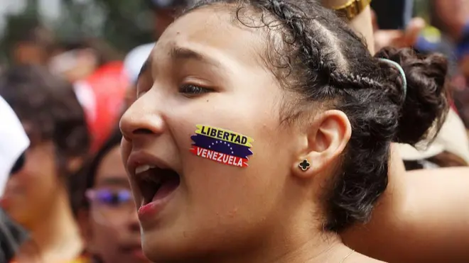 девушка с флагом на щеке