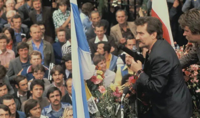 Lech Walesa phát biểu tại một cuộc đình công ở Nhà máy đóng tàu Lenin (nay là Nhà máy đóng tàu Gdańsk) vào năm 1980