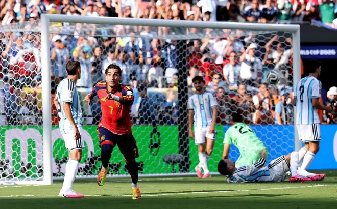 Espanha marca contra a Argentina na final da Copa