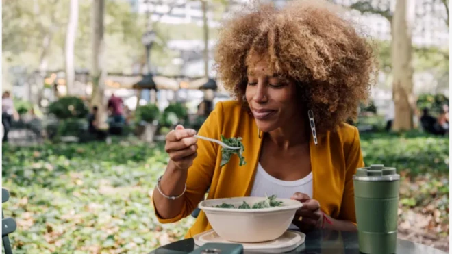 Aworan obinrin to n jẹun