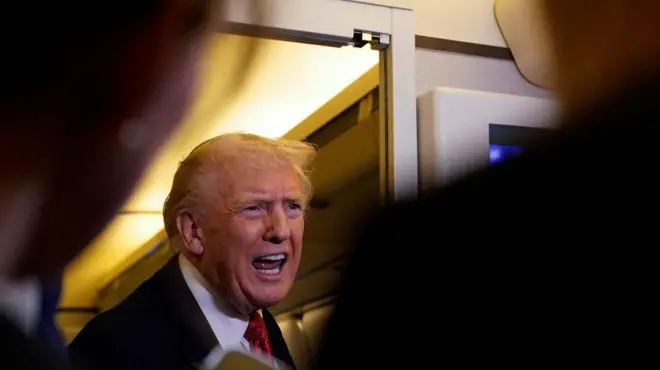  الرئيس الأمريكي دونالد ترامب متحدثاً لصحفيين في فلوريدا