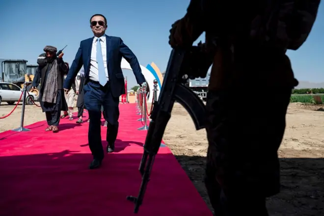 دو گارد طالبان و مقام چینی روی فرش قرمز