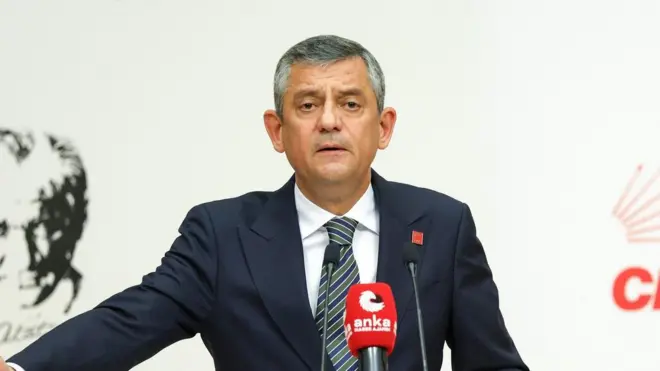 Özgür Özel basın toplantısında konuşurken 