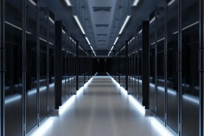 Corredor com várias portas e luzes