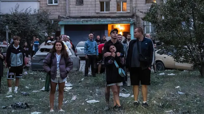Місцеві жителі спостерігають, як рятувальники проводять пошуково-рятувальні операції. Київ, Україна, 6 липня 2026 року. Фото ілюстративне