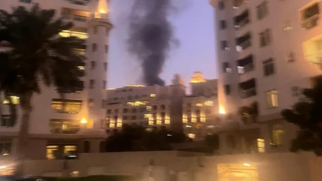 Céu de Dubai com fumaça após Irã anunciar retaliação contra os Emirados Árabes Unidos 