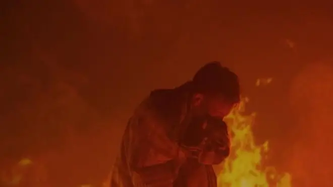 आग में घिरा एक व्यक्ति