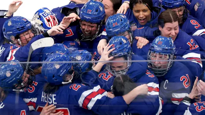 Меган Келлер из США празднует вместе с товарищами по команде после того, как забила победный гол 2:1 в ворота канадской вратарши Анн-Рене Десбьенс во время матча за золотую медаль по хоккею с шайбой среди женщин между США и Канадой на Зимних Олимпийских играх Milano Cortina 2026 в Милане, Италия, 19 февраля 2026 года.