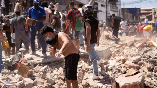 Búsqueda de sobrevivientes entre los escombros de un edificio en Cali.