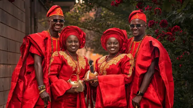 Awọn ibeji Oguntoye pẹlu awọn iyawo wọn wọ aṣọ ofi pupa, wọn n rẹrin-in