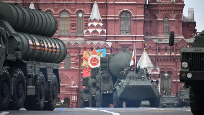 မော်စကို ရင်ပြင်နီ စစ်ရေးပြပွဲမှာ တွေ့ရတဲ့ ရုရှားရဲ့ Yars အမျိုးအစား တိုက်ချင်းပစ်ဒုံးကျည်တွေ