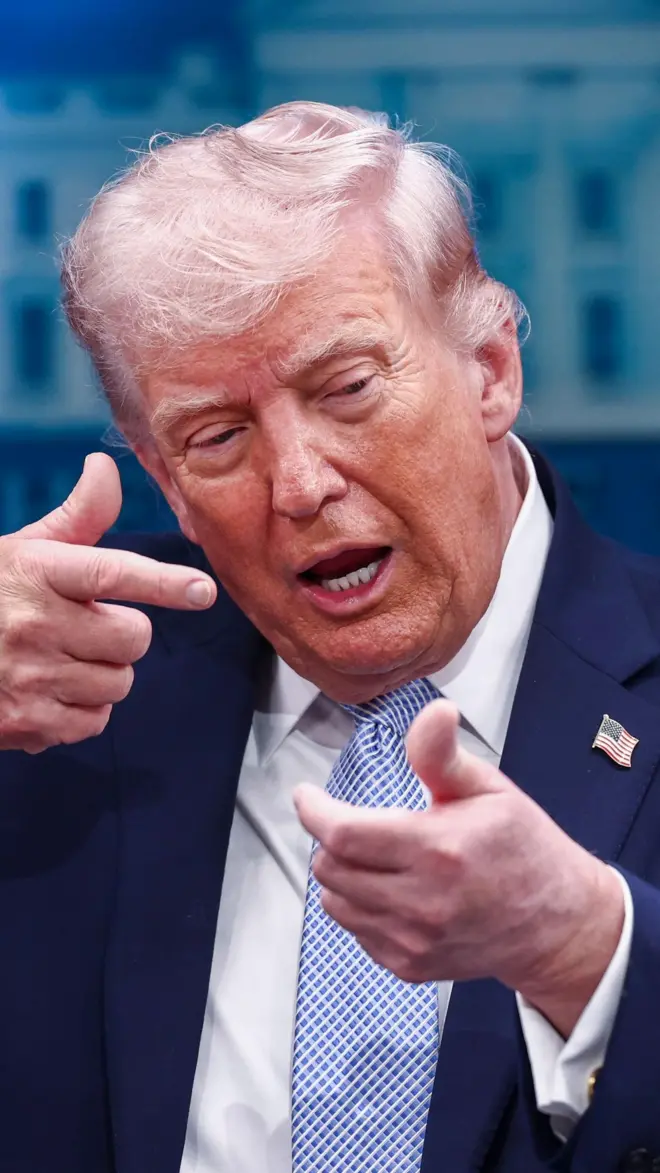 donald tramp gestikulira rukama kao da puca