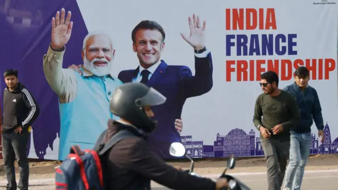 ফরাসি প্রেসিডেন্টকে স্বাগত জানিয়ে ভারতে পোস্টার