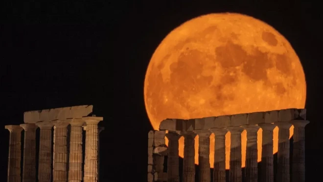 مشاهده ابرماه برفراز معبد پوزئیدون در یونان