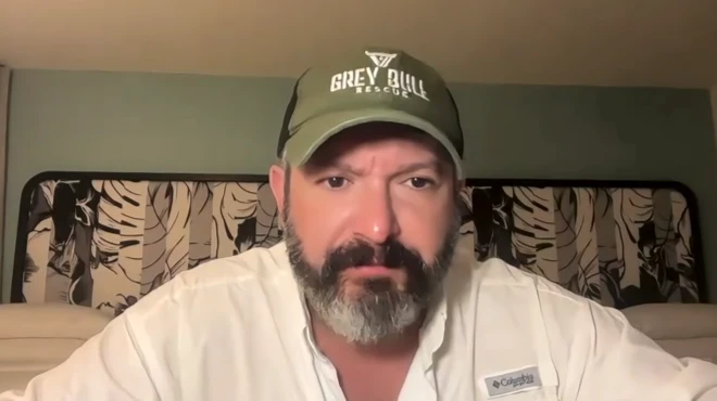 Bryan Stern, con barba, una gorra verde y camisa blanca.