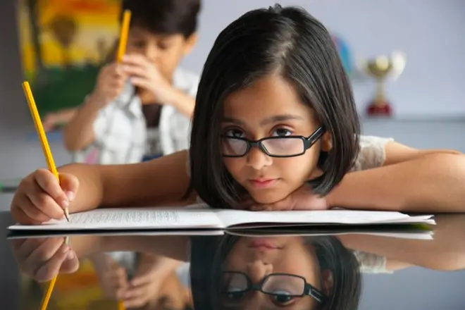 కళ్లద్దాలు ధరించిన చిన్నారి