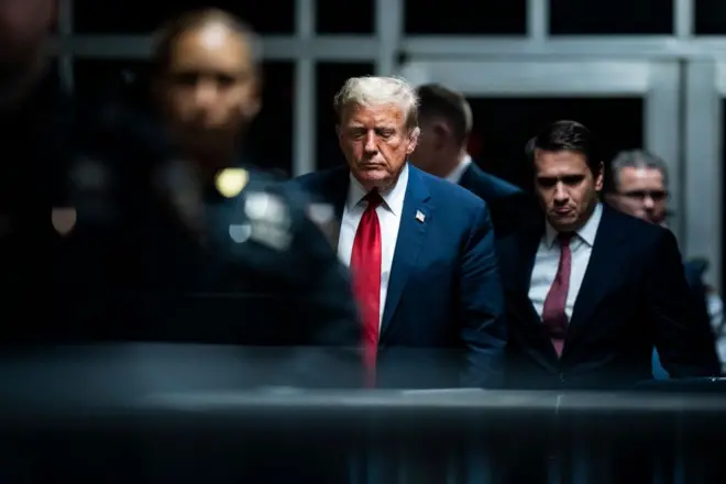 ۶۰ نفر از ۹۶ اعضای بالقوه هیات‌منصفه در دادگاه نیویورک فورا گفتند که نمی‌توانند بی‌طرف باشند.