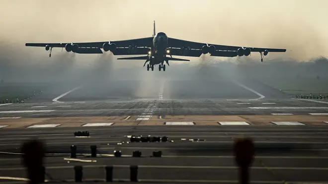 Стратегический бомбардировщик B-52 Stratofortress ВВС США взлетает с авиабазы RAF Fairford 19 марта 2026 года в Фэрфорде, Англия