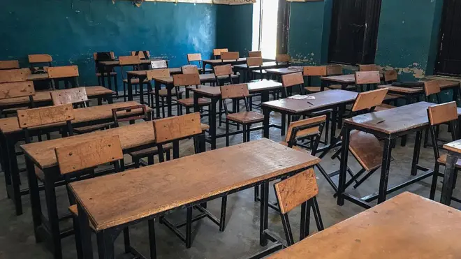 Aworan yara ikawe ti ko si akẹkọọ nibẹ, afi awọn aga to ṣófo