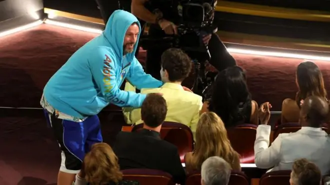 Адам Сендлер обіймає актора Тімоті Шаламе