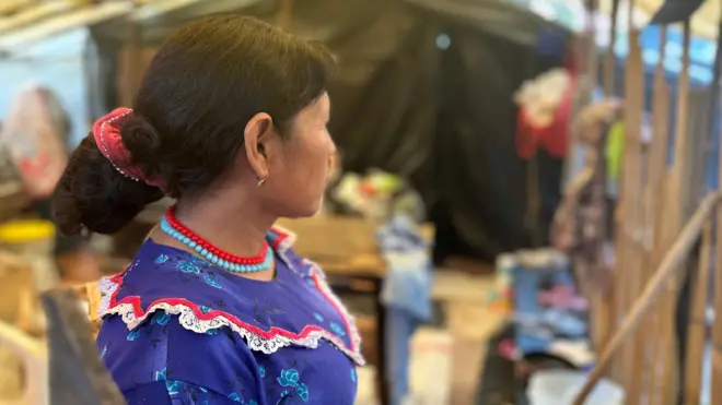 Elisa Arce, en su cocina de su tienda en el campamento de emberas en el Parque Nacional.