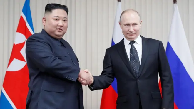 Perezida w'Uburusiya Vladimir Putin (iburyo) asuhuzanya n'umutegetsi wa Koreya ya Ruguru Kim Jong Un