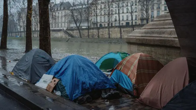 Палаточный лагерь под мостом в Париже