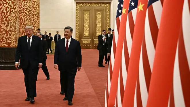 Çin Devlet Başkanı Şi Jinping (sağda) ve ABD Başkanı Donald Trump, 14 Mayıs 2026 tarihinde Pekin'deki Halkın Büyük Salonu'nda düzenlenecek devlet resepsiyonuna katılmak üzere salona giriş yapıyor.