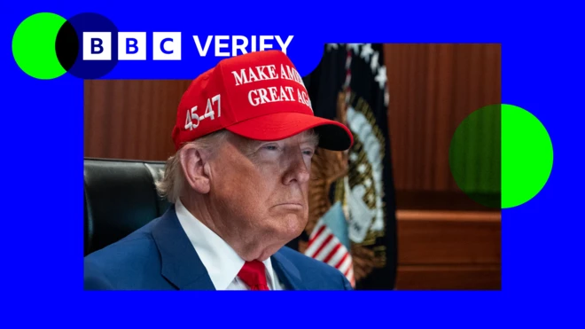 Ifoto ikomatanyije igaragaza Perezida w'Amerika Donald Trump ari mu cyumba cyitwa Situation Room cyo muri White House, akikijwe n'ikirango cy'ubururu n'icyatsi kibisi cya BBC Verify, hejuru ye ibumoso mu iguni hari amagambo BBC VERIFY.