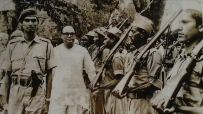 মুজিবনগর সরকারের শপথ নেওয়ার পরে গার্ড অফ অনার নিচ্ছেন ভারপ্রাপ্ত রাষ্ট্রপতি সৈয়দ নজরুল ইসলাম