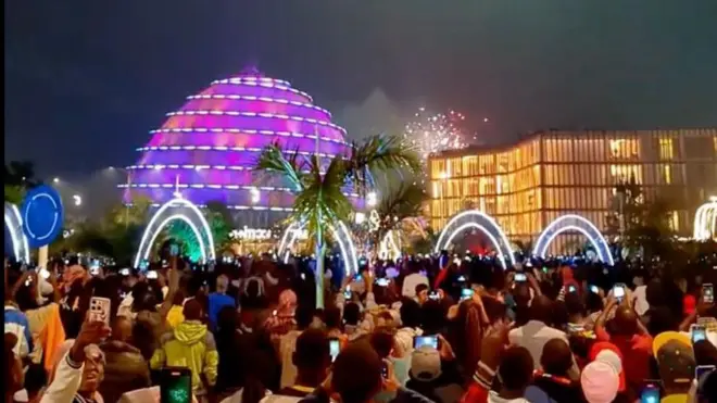 Abantu barimo kwinjira mu mwaka mushya wa 2024 imbere ya Kigali Convention Centre
